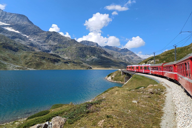 Da Milano: Tour guidato sul treno del Bernina a St. MoritzDa Milano: Tour guidato con il treno del Bernina a St. Moritz