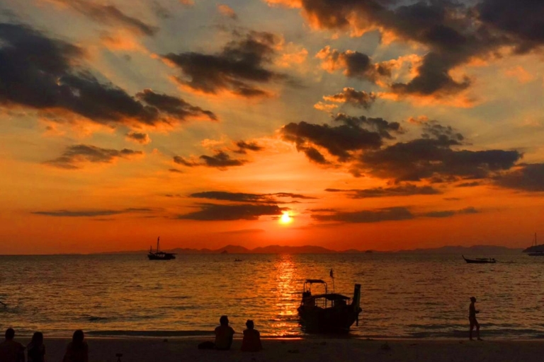 Krabi: tour de esnórquel al atardecer en 4 islas con cena de barbacoaKrabi: tour privado de snorkel al atardecer y nocturno en 4 islas
