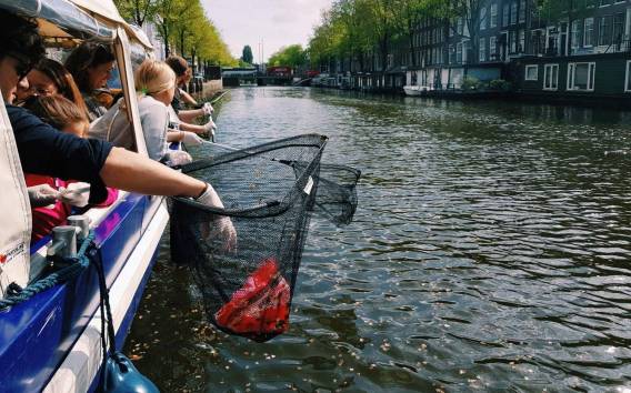 Amsterdam: Canal Plastic Fishing Cruise mit Frühstück