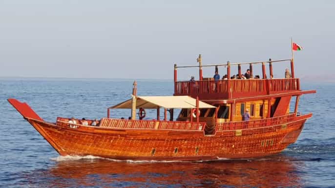 mascate croisière au coucher du soleil sur un boutre traditionnel