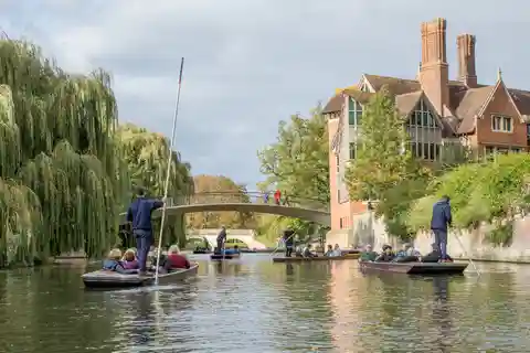 Cambridge: Kings College: Alumni-Led Walking & Punting Tour w/Kings College