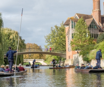 Кембридж: пешеходная экскурсия и катание на лодке с возможностью обучения в Королевском колледже