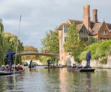 Cambridge: Alumni-Led Walking & Punting Tour w/Kings College