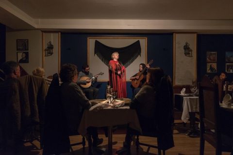 Porto : visite nocturne avec dîner et spectacle de fado