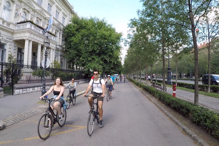 Lo mejor de Budapest en bicicletaLo mejor de Budapest en bici con una comida húngara