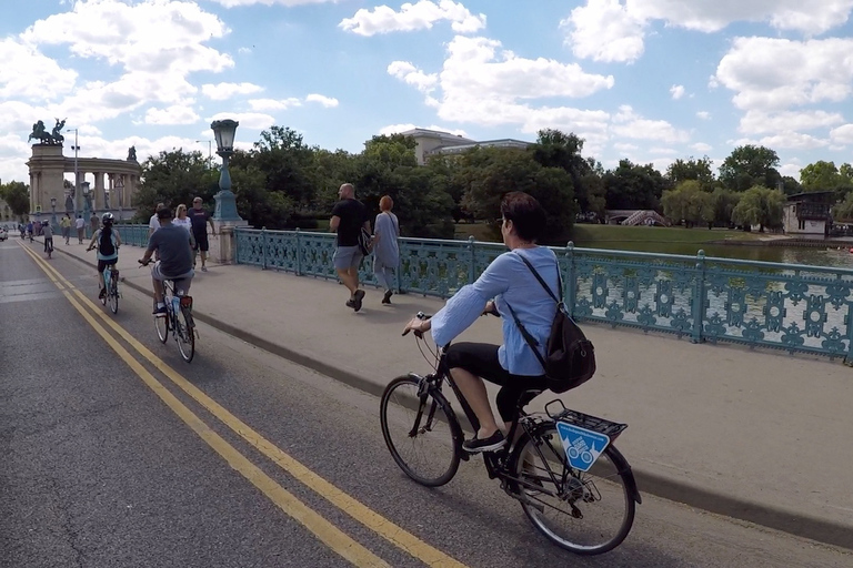 Lo mejor de Budapest en bicicletaLo mejor de Budapest en bici con una comida húngara