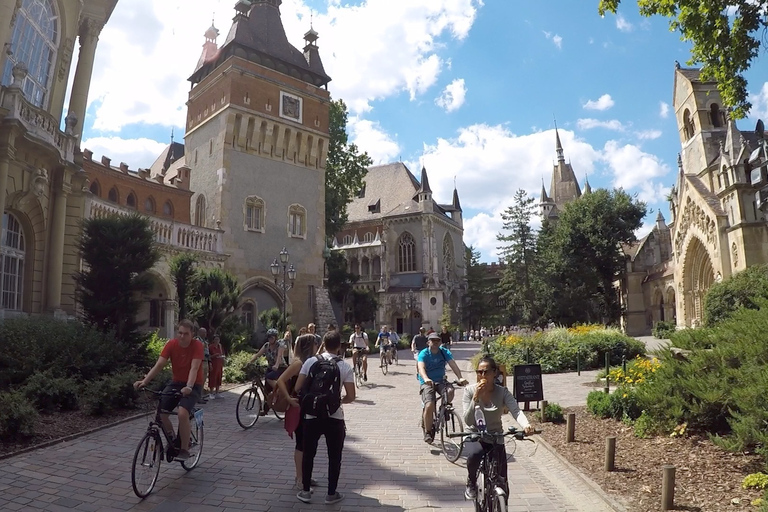 Lo mejor de Budapest en bicicletaLo mejor de Budapest en bici con una comida húngara