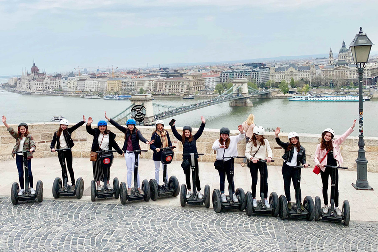 Budapest: Tour in Segway del quartiere del castello con guida dal vivoTour per piccoli gruppi in inglese