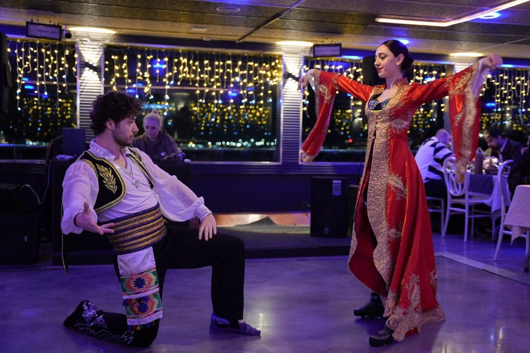 رحلة عشاء بحرية في مضيق البوسفور مع مشروبات وترفيه غير محدودمشروبات غازية غير محدودة وبدون تحويل