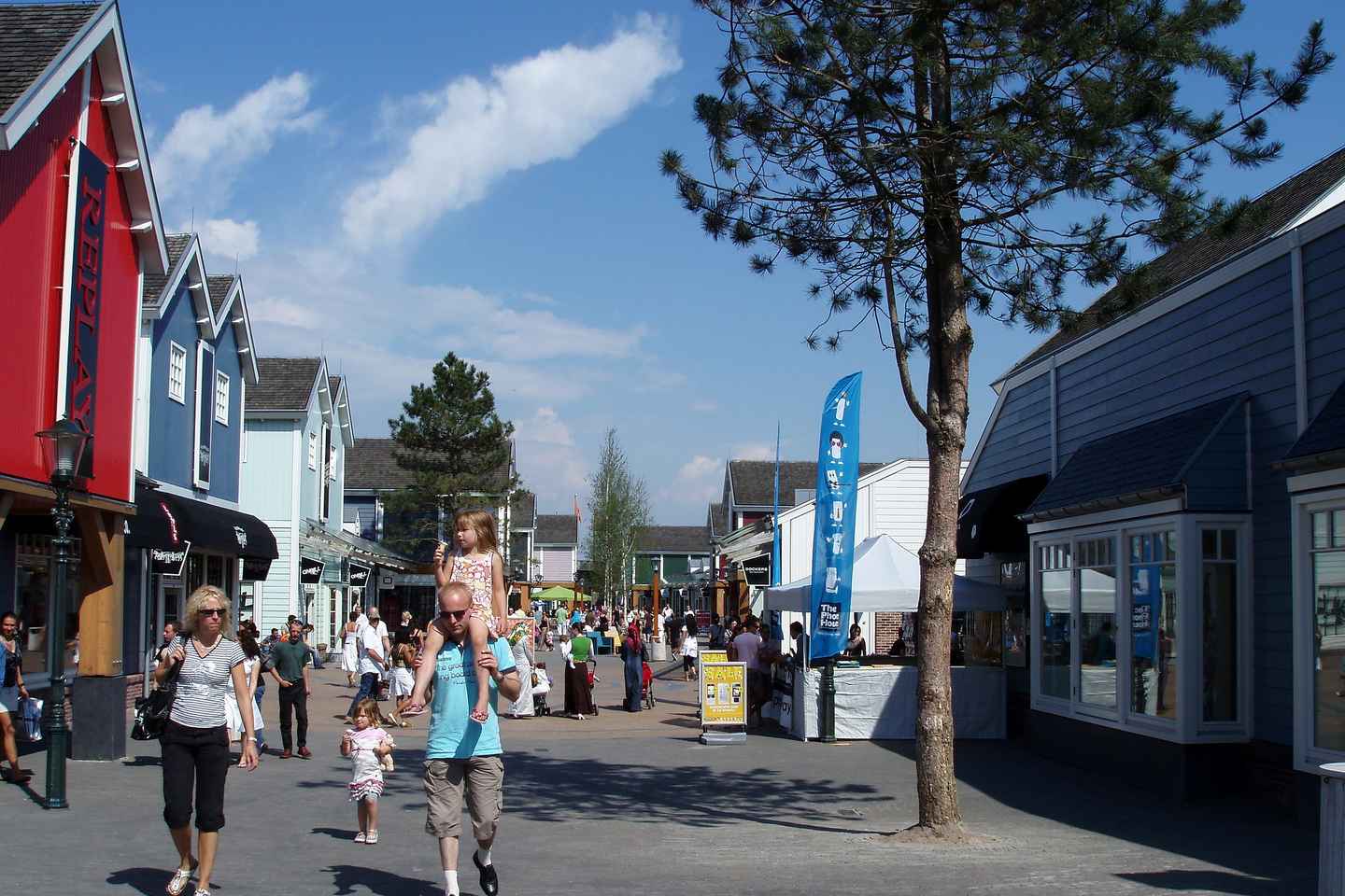 From Amsterdam: Private Day Trip to Fashion Outlet