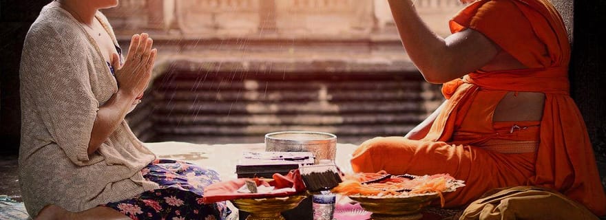 Siem Reap : bénédiction bouddhiste cambodgienne de l'eau et marché local