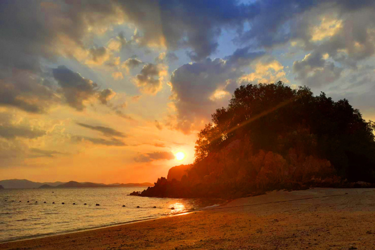 Krabi: Passeio ao pôr do sol na Ilha Hong e jantar com churrasco