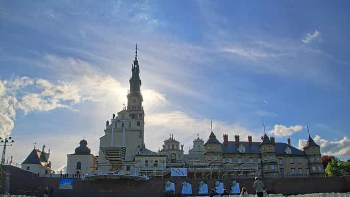 warsaw transfer to krakow with 2hour czestochowa stopover