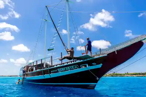 From Noord: Lagoon Cruise with Kayaking and Lunch