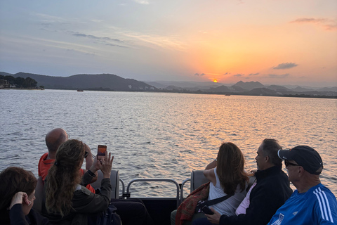 أودايبور: ركوب قارب خاص ومتميز في بحيرة بيشولاأودايبور: ركوب قارب خاص ومميز في بحيرة بيشولا