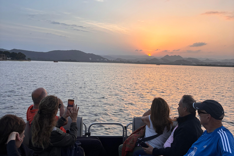 أودايبور: ركوب قارب خاص ومتميز في بحيرة بيشولاأودايبور: ركوب قارب خاص ومميز في بحيرة بيشولا