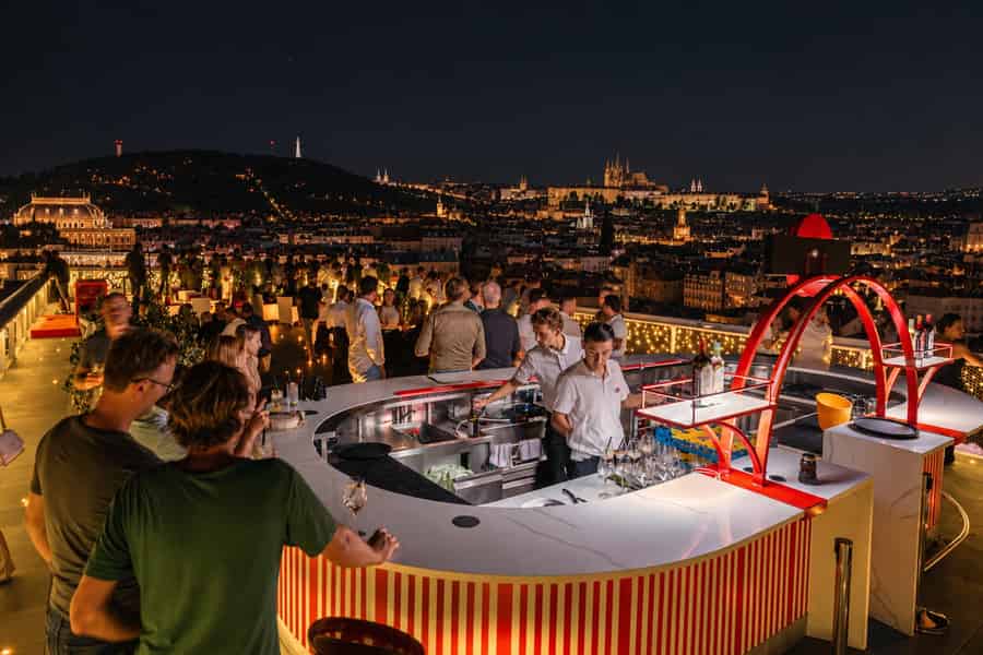 Fly Vista Rooftop: 360°-Ausblick auf Prag & Begrüßungsgetränk. Foto: GetYourGuide