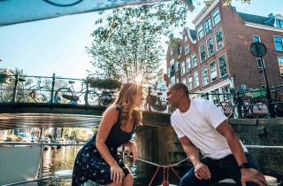 Amsterdam: Romantische private Grachtenfahrt und Prosecco & Snacks