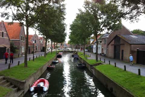 From Amsterdam: Zaanse Schans and Giethoorn with Boat Ride