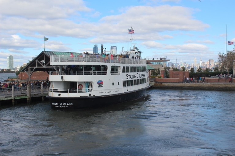 New York City: Statue of Liberty & Ellis Island Guided Tour Private Tour in Spanish or English
