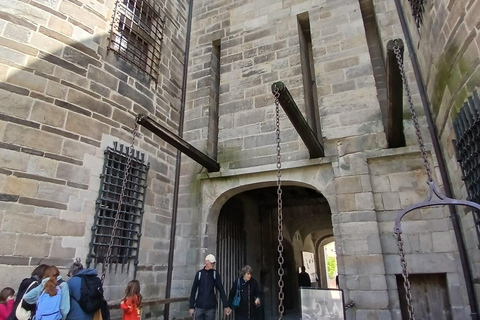 Nantes: Professional tour of the Château des ducs de Bretagne – ramparts, courtyard, moat