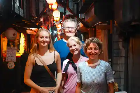 [Kun for 1 gruppe] Utforsk Tokyo Shinjuku Food Nights for familien