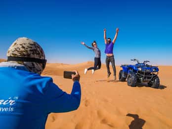 Dubai: Red-Dunes-Quadtour, Kamelritt, Sandboarding und BBQ. Foto: GetYourGuide Dubai: Red-Dunes-Quadtour, Kamelritt, Sandboarding und BBQ. Foto: GetYourGuide