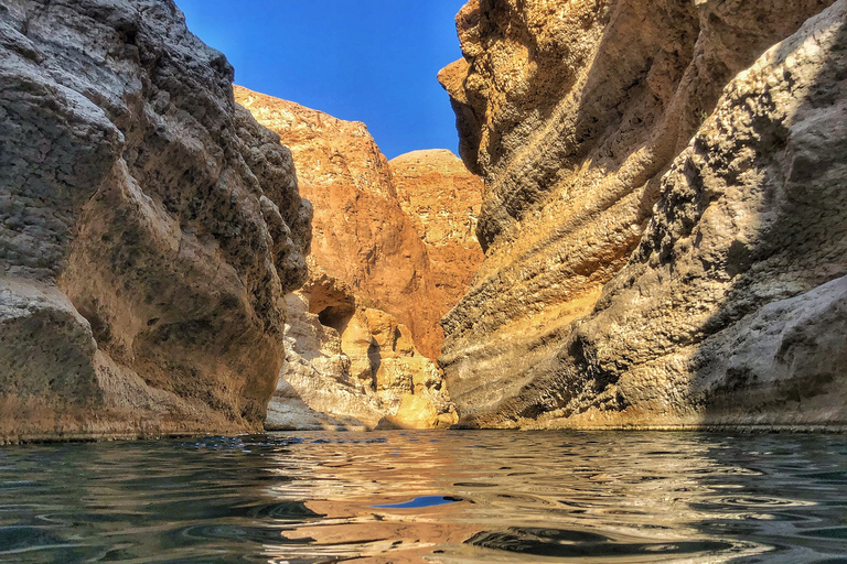 Muscat: tour di un giorno intero del Wadi Shab e della dolina di BimmahTour privato