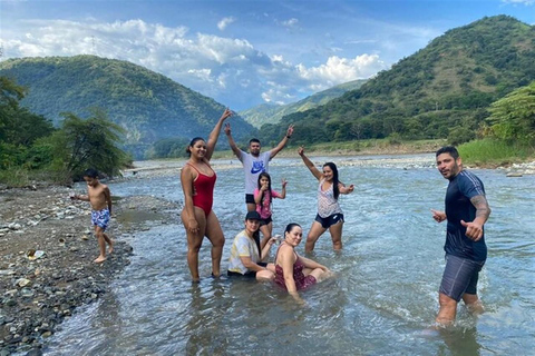 Medellín: Piquenique privado de dia inteiro à beira do rio