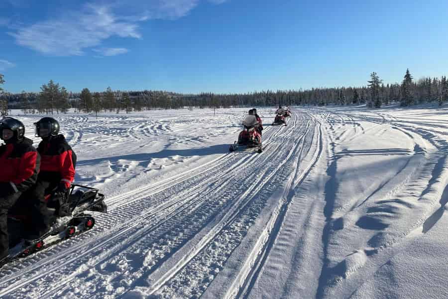 Ruka: 2-stündige Schneemobil-Safari mit Snacks und Guide. Foto: GetYourGuide Ruka: 2-stündige Schneemobil-Safari mit Snacks und Guide. Foto: GetYourGuide