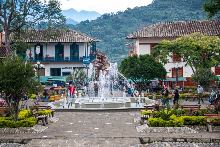 Depuis Medellín : Excursion d'une journée dans la ville de Jardín et dans une ferme de café