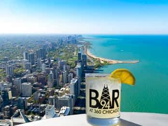 360 Chicago: Aussichtsplattform mit einem Getränk in der Bar 94 360 Chicago: Aussichtsplattform mit einem Getränk in der Bar 94