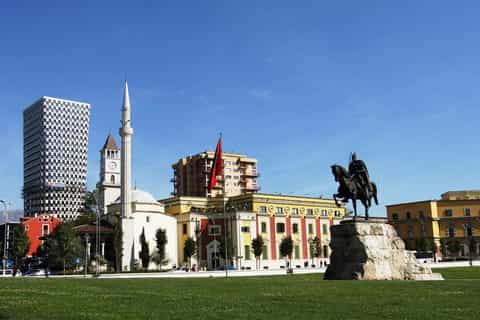 Budva: gita di un giorno a Tirana con trasporto di ritorno