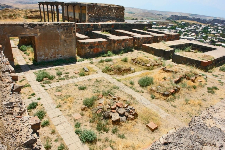 Ereván: puntos destacados de la ciudad, museo y fortaleza de Erebunidefecto