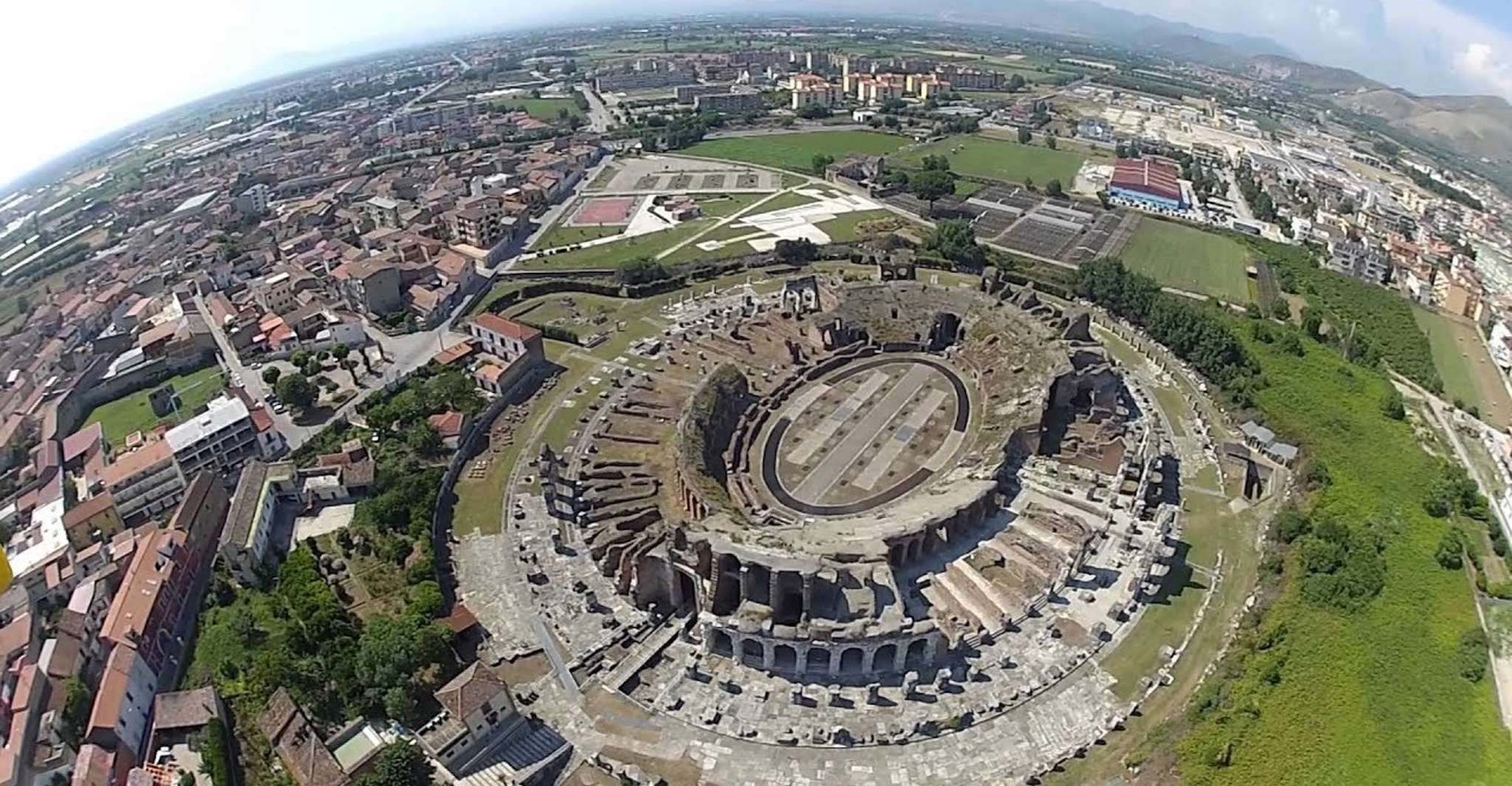 Capua: l'Arena di Spartaco con un archeologo