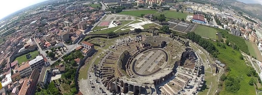 Capoue : l'arène de Spartacus avec un archéologue