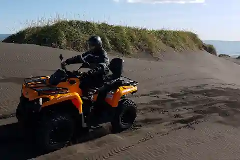 Reykjavík: Avventura in ATV di 2 ore sulla spiaggia di sabbia nera