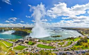 Toronto: Small-Group Niagara Falls Day Trip