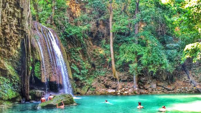 bangkok recorrido privado por la cascada de kanchanaburi y erawan