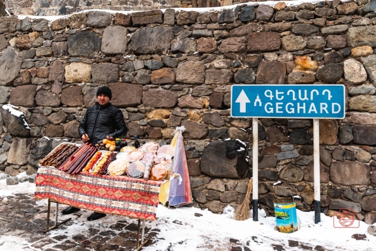 Ereván: Excursión a Garni, Geghard y el lago Sevan con cocción de Lavash