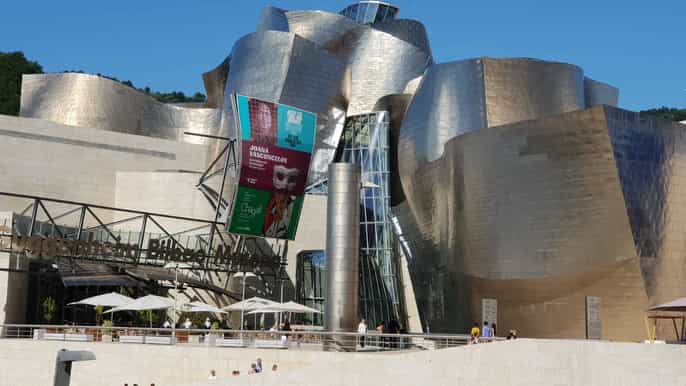 desde logroño recorrido en grupos pequeños por el museo de bilbao y guggenheim