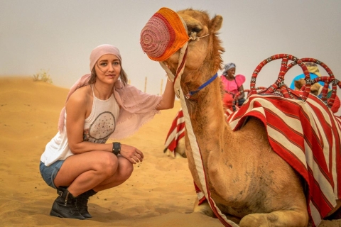Z Dubaju: jazda wielbłądem z pokazem i grillem w Al Khayma45-minutowa wspólna wędrówka na wielbłądach i otwarty bufet