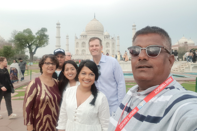 De Delhi: excursion privée d'une journée au lever du soleil au Taj MahalVisite avec voiture, guide et billets d'entrée