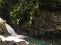 Bali, Sambangan Waterfalls Trekking, deslizamiento y viaje de salto - Housity