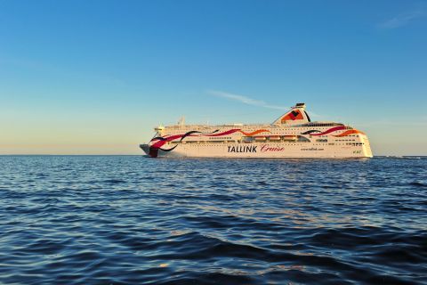 Stockholm: Overnight Cruise to/from Tallinn with Breakfast