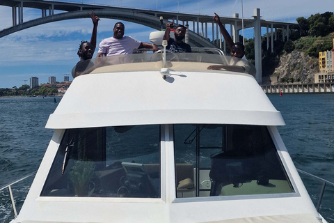 Ver Oporto en barco con una tripulación local