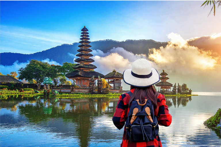 Bali: Visita al Jardín Secreto, Templo de Ulun Danu y CascadaBali: Excursión al Templo de Ulun Danu, la Cascada y el Jardín Secreto