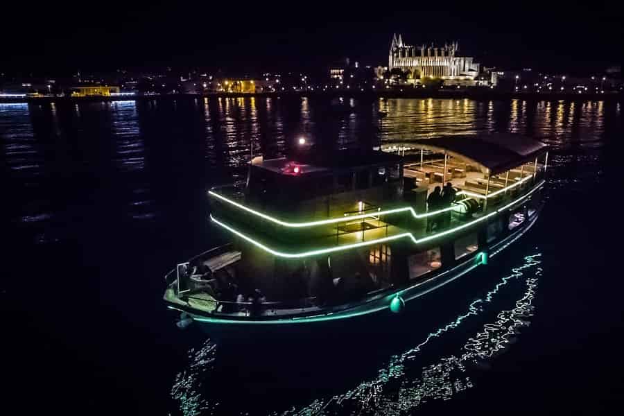 Palma de Mallorca: Bootsfahrt bei Nacht mit Pizza. Foto: GetYourGuide
