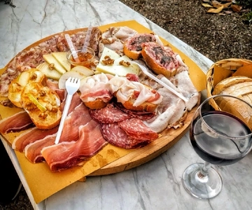 Pisa: Saboreia a Toscânia num tour gastronómico com uma refeição completa e um guia local
