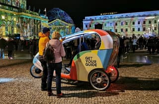 Berlin: Beleuchtetes Berlin mit dem Fahrradtaxi